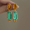 Elegante Goldohrringe mit bernsteinfarbenen und blaugrünen Kunstharzanhängern im Retro-Stil - Unregelmäßiger Anhänger-Stil Mit Silberstift / Bernstein & Blaugrün Spleißen (WE5355)
