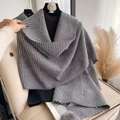 Bufanda de punto gris con estampado de corazones de pata de gallo y flecos finos - Gris