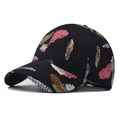 Cappellino da baseball nero in cotone con stampe di piume colorate e visiera curva unisex - Regolabile / Piuma Multicolore