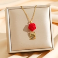 Gouden ketting met een rode fluwelen roos en een gegraveerde hanger in geschenkdoos - Gouden Rode Roos (8775)