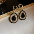 Vue détaillée de boucles d'oreilles goutte avec gemmes noires et cristaux sur soie - Boucles d'Oreilles Goutte Noires (Tige en Argent)