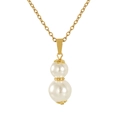 Dettaglio del ciondolo a zucca dorata con due perle bianche su una catena in titanio - Oro 18K / Bianco