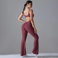 Detail eines rückenfreien bordeauxroten Yoga-Jumpsuits mit Cut-out und Push-up-Effekt am Gesäß - Weinrot