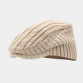 Dettaglio del berretto in maglia a trecce beige che mostra la trama della lana calda - Beige