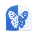 Dettaglio del berretto in maglia blu e bianco con motivo a farfalla e texture morbida - M(56-58cm) / Blu e Bianco
