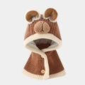 Dettaglio cappuccio in maglia a forma di orso con bottoni in legno per calore invernale - 2-5 anni / Caffè