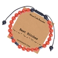 Detail des Morse-Code-Armbands aus rotem Achat auf Kraftkarte mit Best Bitches Gravur - Beste Freundinnen