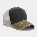 Dettaglio della visiera consumata con fori su un cappello trucker traspirante a tre colori - Stile Invecchiato con Cuciture / Nero e Cachi