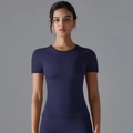 Detail eines schmal geschnittenen lila Yoga-T-Shirts mit weich angerauter Textur - Dunkelblau