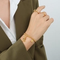 Goldene Perlenarmband mit Hasenanhänger und Quadrat-Plakette plus passende Ringe - 13cm (Elastisch Verstellbar) / Gold