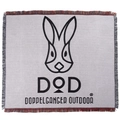 Détail de la texture d'une couverture d'extérieur tissée avec logo DOD et franges - Style DOD / 160*130CM