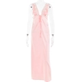 Détail d'une robe longue en satin rose avec bordure en dentelle blanche et col en V - S / Rose Clair