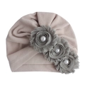 Detail der Baby-Turbanmütze mit grauen Stoffblumen und eleganten Perlenmitten - Grau