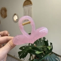 Detalle de una pinza para el pelo rosa con forma de corazón y muelle de metal dorado - Pinza Mediana (8cm) / Rosa Gelatina