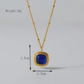 Collana in acciaio al titanio dorato con pendente quadrato in cristallo blu, 6g - Blu