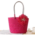 Borsa in paglia intrecciata rosa con fiore in rete e manico ad anello in metallo - Rosa Rosso