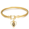 Detail of 18K gold horseshoe cable bracelet with heart pendant engraved letter Q - Letter Q