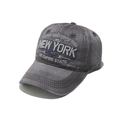 Dettaglio del ricamo NEW YORK su cappellino in cotone grigio scuro lavato vintage - M(56-58cm) / Grigio