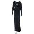 Detail eines eleganten schwarzen Langarm-Abendkleids mit Cut-out-Ausschnitt und Slim-Fit - S / Schwarz