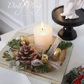 Nahaufnahme der Weihnachtskerze auf Holzsockel mit Kiefernzapfen und goldenen Glocken - Schleife Kreuzglocke Kerzenhalter (Inklusive Weißer Stumpenkerze)