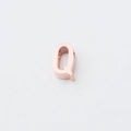 Gepolijste roségouden roestvrijstalen kraal letter Q met 1,8 mm gat voor sieraden - Letter Q (XKZ007-Roségoud Q)
