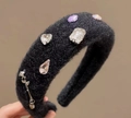 Dettaglio di una fascia in peluche nera con strass di cristallo e un ciondolo a forma di rosa - Cerchietto / Nero