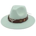 Détail d'un chapeau en feutre vert menthe avec bande en cuir et boucle en métal taureau - Vert Menthe