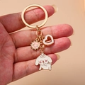 Simpatico portachiavi a forma di cucciolo bianco con cuore dorato e ciondolo a fiore - Cane del Cuore