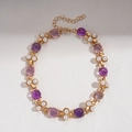 Dettaglio di collana dorata vintage con gemme in resina viola, perle e chiusura a moschettone - Collana di Perle Viola
