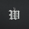 Detailweergave van de gotische letter W-hanger van geborsteld roestvrij staal met ring - Letter W