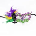 Détail du masque vénitien avec plumes violettes, paillettes vertes et accents dorés - Style 7
