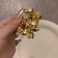 Goldene Blumenohrringe im Vintage-Design mit mehrlagigen Blütenblättern aus Metall - Gold