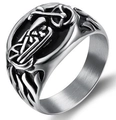 Detailansicht eines silbernen Motorradrings aus Edelstahl mit dekorativem Reliefdesign - US-Größe 7 / Biker Motorrad Relief Breiter Bandstil (24405) / Silber