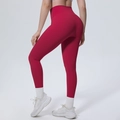 Detailansicht der roten Yoga-Hose mit hoher Taille und formender Passform am Körper - S / Karminrot