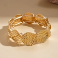 Detailansicht der gehämmerten Goldtextur auf dem geometrischen elastischen Metallarmband - Gold