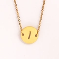Détail d'un collier doré en acier inoxydable avec pendentif rond et lettre ajourée - Lettre I