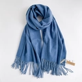 Sciarpa blu stile cashmere con frange su sfondo bianco, morbido accessorio invernale - Azzurro
