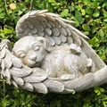 Statua di cucciolo dormiente con ali d'angelo e piccola farfalla in resina grigia - Statuetta di Cane Angelo