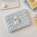 Dettaglio della custodia iPad trapuntata azzurra con trama a nuvola e ricamo a pecora - 11" / Pecora & Orso (Blu Chiaro)