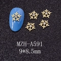 Macro-opname van gouden 9x8,5 mm sneeuwvlok nagelbedeltjes met strass op blauwe nagel - Gouden Strass Sneeuwvlok Stijl (A591)