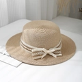 Détail du chapeau de paille à bord plat avec ruban en dentelle et nœud en soie soigné - Taille unique / Beige Foncé (Ruban Ethno)