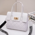 Borsa trapuntata bianca con chiusura a scatto dorata e ampia tracolla con logo - Bianco
