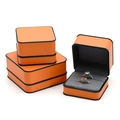 Boîte à bijoux de luxe en cuir orange avec doublure en velours gris pour bagues - Boîte à bague simple / Orange
