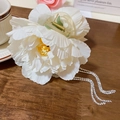 Dettaglio del fermaglio per capelli a camelia in tessuto bianco con nappe di strass e catenelle - Pinza per Capelli con Fiore Giallo Pallido e Frangia