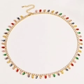 Detail van vergulde choker ketting met gekleurde zirkoon druppels en kristallen pavé - Meerkleurige Zirkonia
