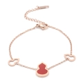 Detalle de pulsera de acero inoxidable en oro rosa con dijes de calabaza roja y cierre - Pulsera de Calabaza de Concha Roja