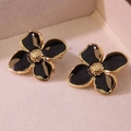 Primer plano de pendientes de flores vintage francesas en esmalte negro y acabado dorado - Negro