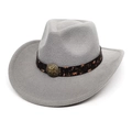 Gros plan d'un chapeau cowboy en feutre gris avec ceinture en cuir et badges étoile - M(56-58cm) / Gris clair