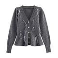 Gilet en maille gris foncé avec col en V, boutons perles et garniture en plumes - S / Gris