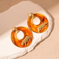 Detail van amberkleurige hars oorringen met goudkleurige luipaard reliëf versieringen - Koffie Amber Hoepel Tijger Oorknopjes (Zilveren Naald)